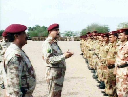 وزير الدفاع لدى تفقده اللواء 31 مدرع بالمنطقة العسكرية الجنوبية أمس